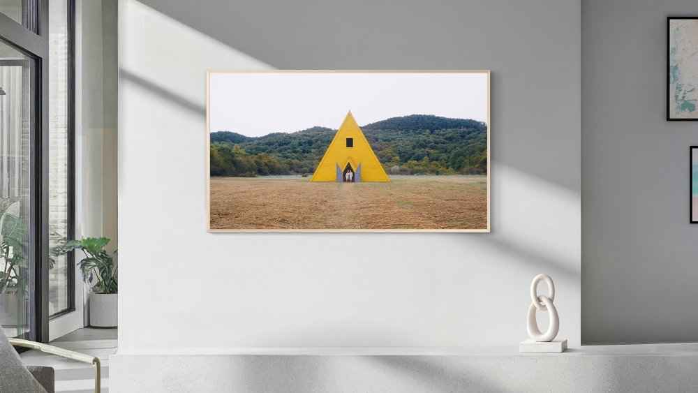 Téléviseur Samsung affichant une image de Midsommar issue de la collection A24