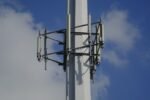 Antenne de télécommunications photographiée sur fond de ciel