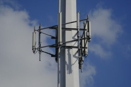 Antenne de télécommunications photographiée sur fond de ciel