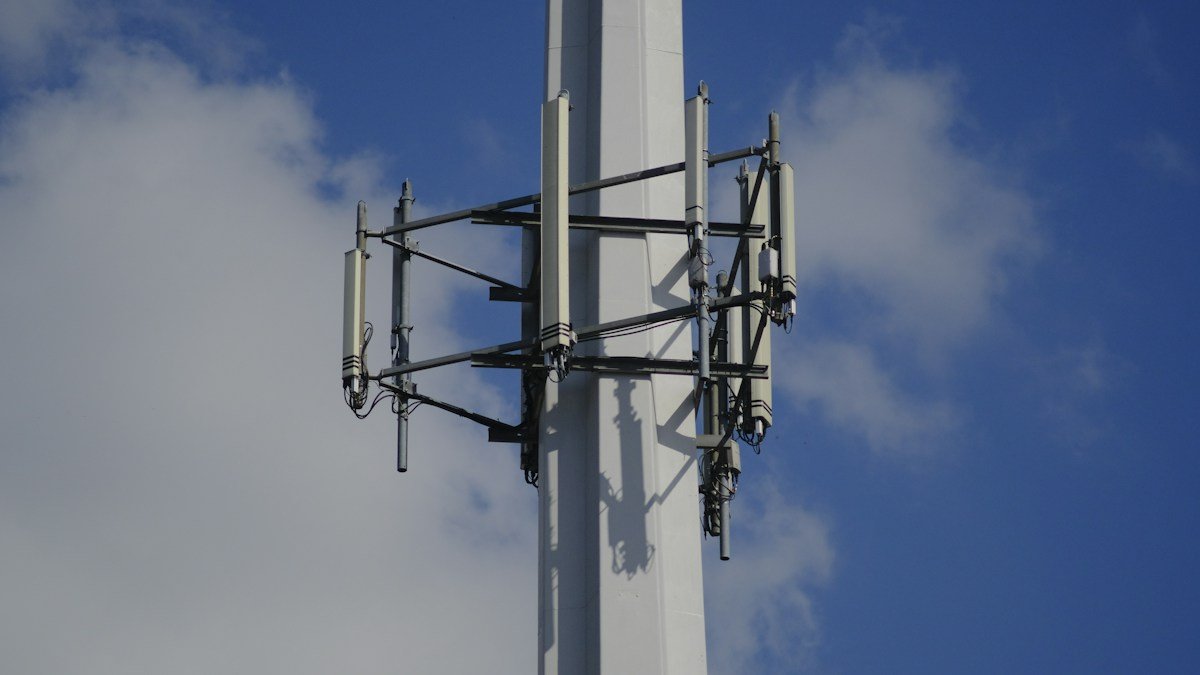 Antenne de télécommunications photographiée sur fond de ciel