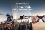 Visuel presse Antigravity A1 avec un cycliste portant la montre et l’anneau, le drone et une radiocommande