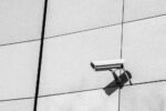 Caméra de sécurité installée sur un bâtiment, image d'illustration