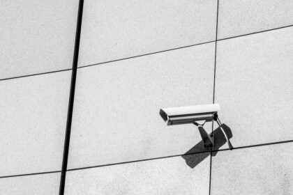 Caméra de sécurité installée sur un bâtiment, image d'illustration
