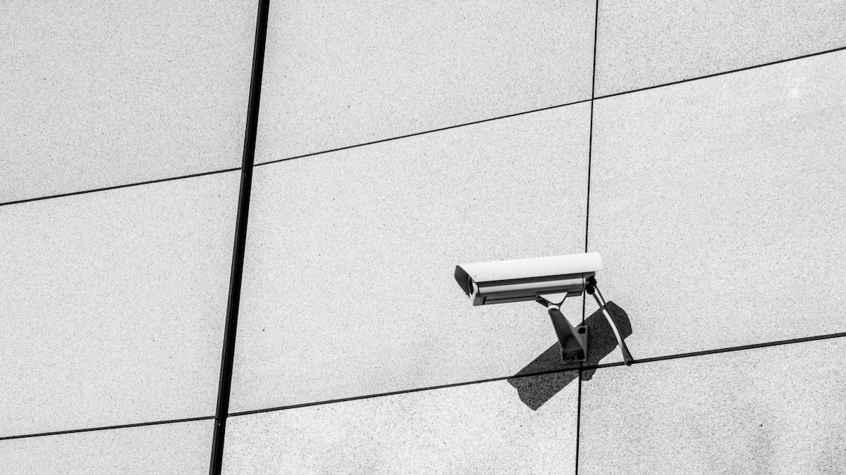 Caméra de sécurité installée sur un bâtiment, image d'illustration