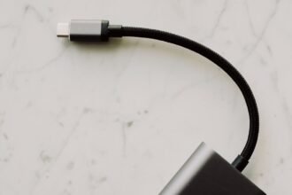 Connecteur USB-C et câble tressé reliés à un adaptateur sur une surface claire