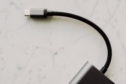 Connecteur USB-C et câble tressé reliés à un adaptateur sur une surface claire