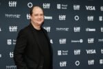 Mike Flanagan devant le panneau du Festival international du film de Toronto en 2024