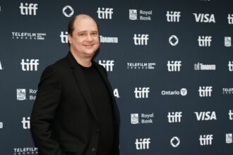 Mike Flanagan devant le panneau du Festival international du film de Toronto en 2024