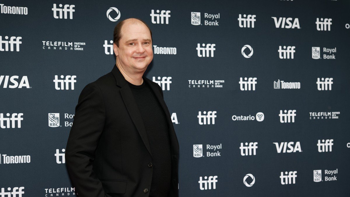 Mike Flanagan devant le panneau du Festival international du film de Toronto en 2024
