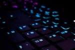 Clavier de jeu éclairé de touches bleues et violettes