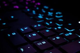 Clavier de jeu éclairé de touches bleues et violettes