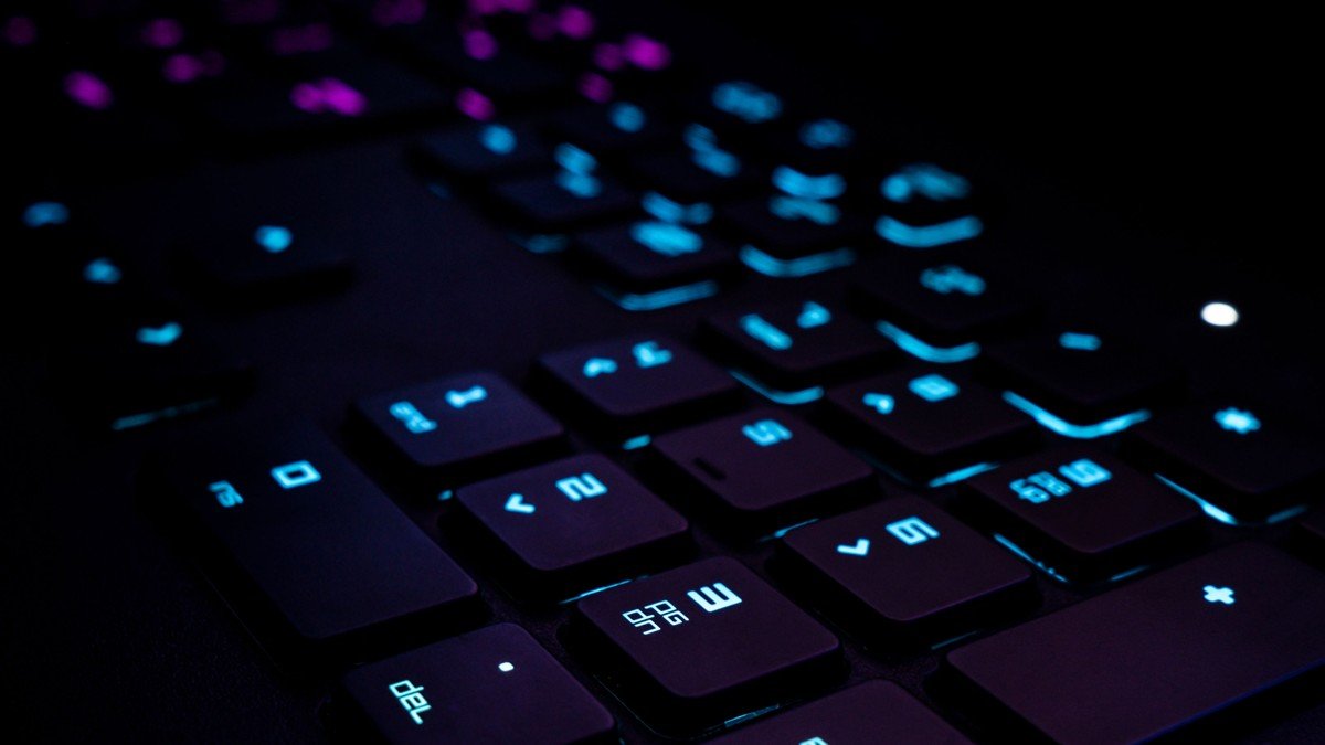 Clavier de jeu éclairé de touches bleues et violettes