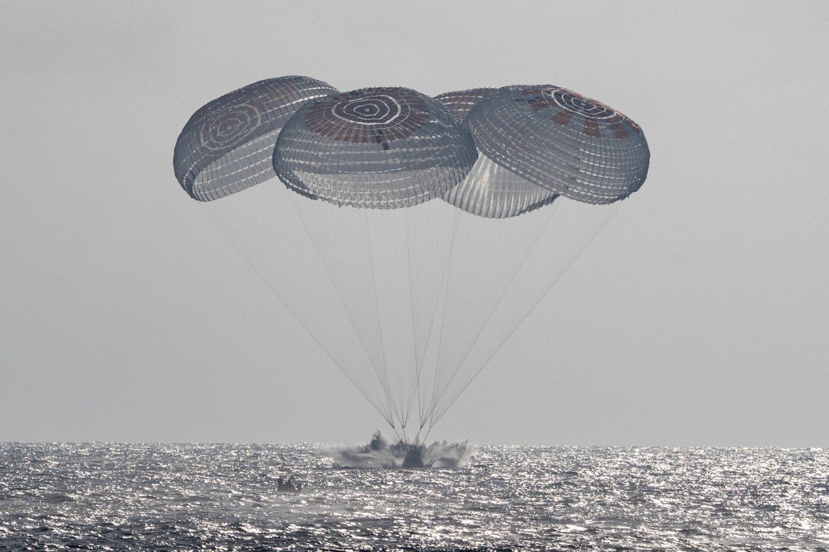 La capsule Dragon Freedom et ses parachutes dans le Pacifique le 8 octobre 2026