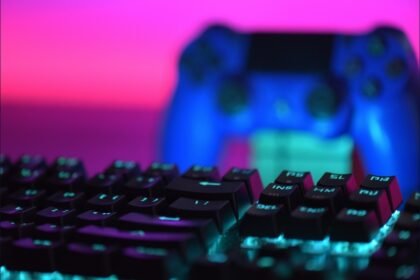 Clavier de jeu au premier plan et manette en arrière-plan, illustration du jeu sur ordinateur