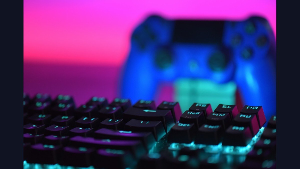 Clavier de jeu au premier plan et manette en arrière-plan, illustration du jeu sur ordinateur