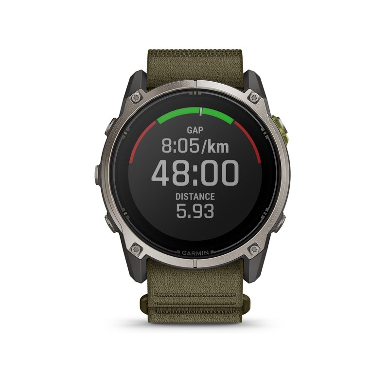 Écran de la Garmin Enduro 4 affichant l’allure ajustée à la pente, avec bracelet vert.