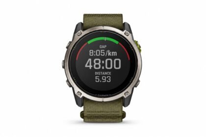 Garmin Enduro 4 avec bracelet vert et affichage de l’allure ajustée à la pente.