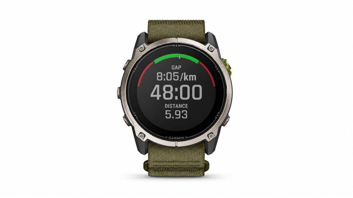 Garmin Enduro 4 avec bracelet vert et affichage de l’allure ajustée à la pente.