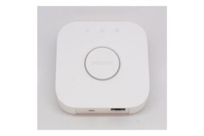 Pont Philips Hue Bridge blanc photographié de face