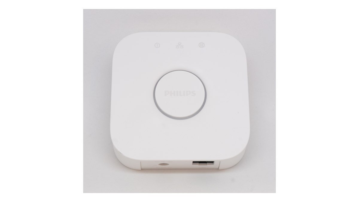 Pont Philips Hue Bridge blanc photographié de face