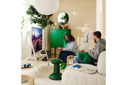 Deux personnes jouent dans un salon équipé de meubles IKEA YXSTABY