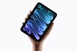 Nouvel iPad mini OLED tenu dans une main, sur fond clair
