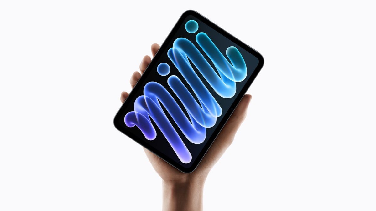 Nouvel iPad mini OLED tenu dans une main, sur fond clair