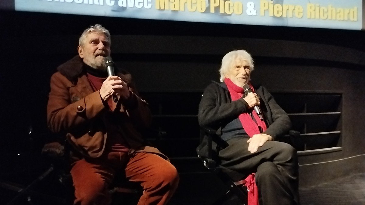 Marco Pico et Pierre Richard assis avec des micros au cinéma Le Champo en novembre 2024