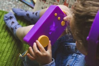 Lunii à 55,90 € : un enfant utilise Ma Fabrique à Histoires violette