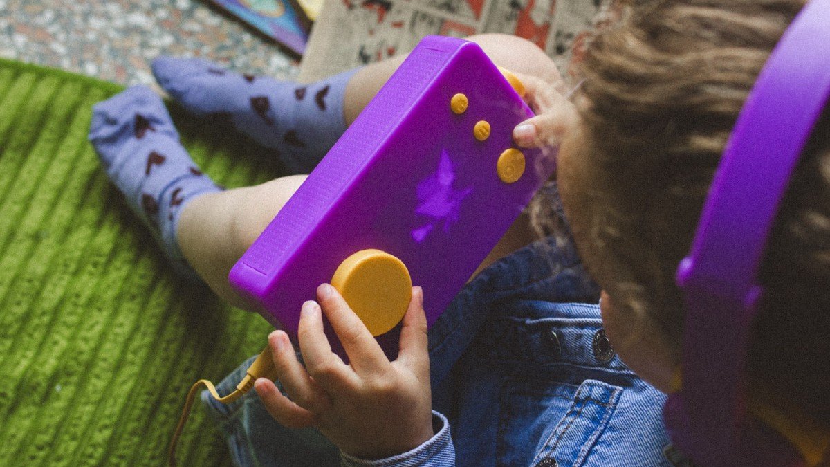 Lunii à 55,90 € : un enfant utilise Ma Fabrique à Histoires violette
