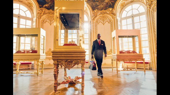 Un agent de sécurité dans un musée dans Lupin partie 4