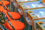 Machines de jeu alignées dans une salle d’arcade