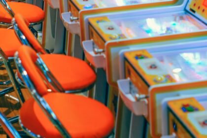 Machines de jeu alignées dans une salle d’arcade