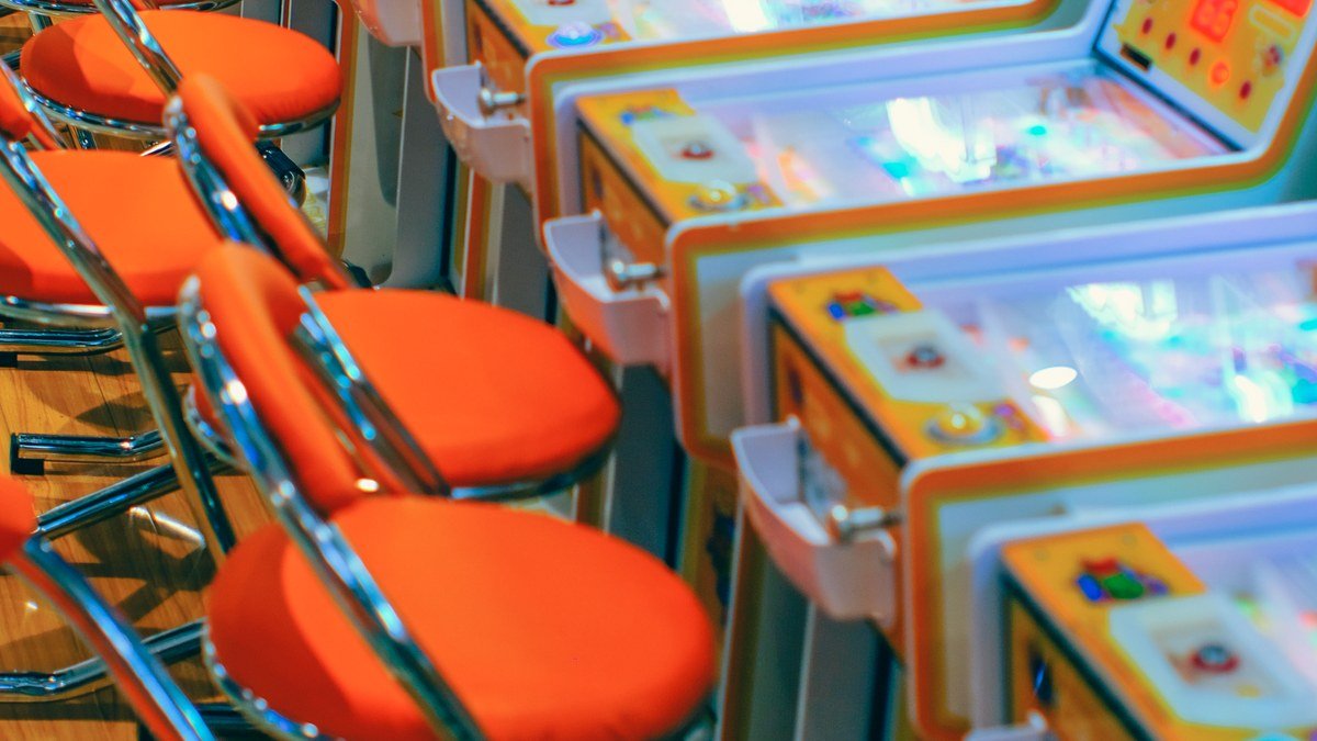 Machines de jeu alignées dans une salle d’arcade