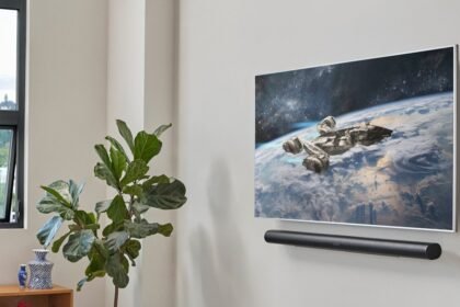 Barre de son Sonos Arc Ultra sous un téléviseur pour une connexion HDMI ARC ou eARC