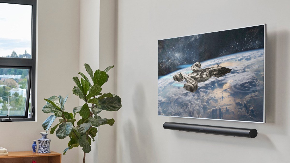 Barre de son Sonos Arc Ultra sous un téléviseur pour une connexion HDMI ARC ou eARC