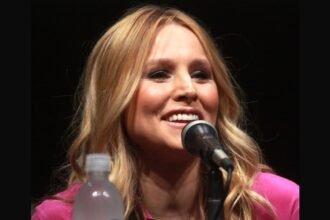 Kristen Bell souriant devant un microphone au Comic-Con de San Diego en 2013