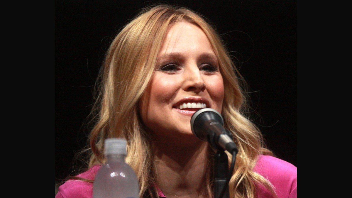 Kristen Bell souriant devant un microphone au Comic-Con de San Diego en 2013