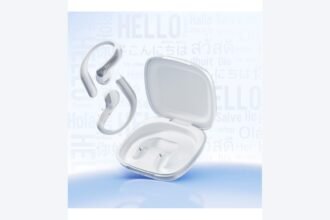 Écouteurs de traduction Timekettle LiveTalk argentés et leur boîtier ouvert