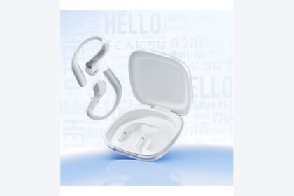 Écouteurs de traduction Timekettle LiveTalk argentés et leur boîtier ouvert