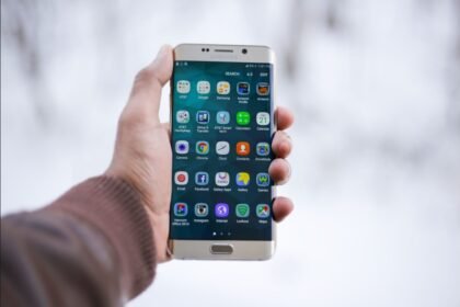 Une main tient un smartphone Samsung Android affichant ses applications