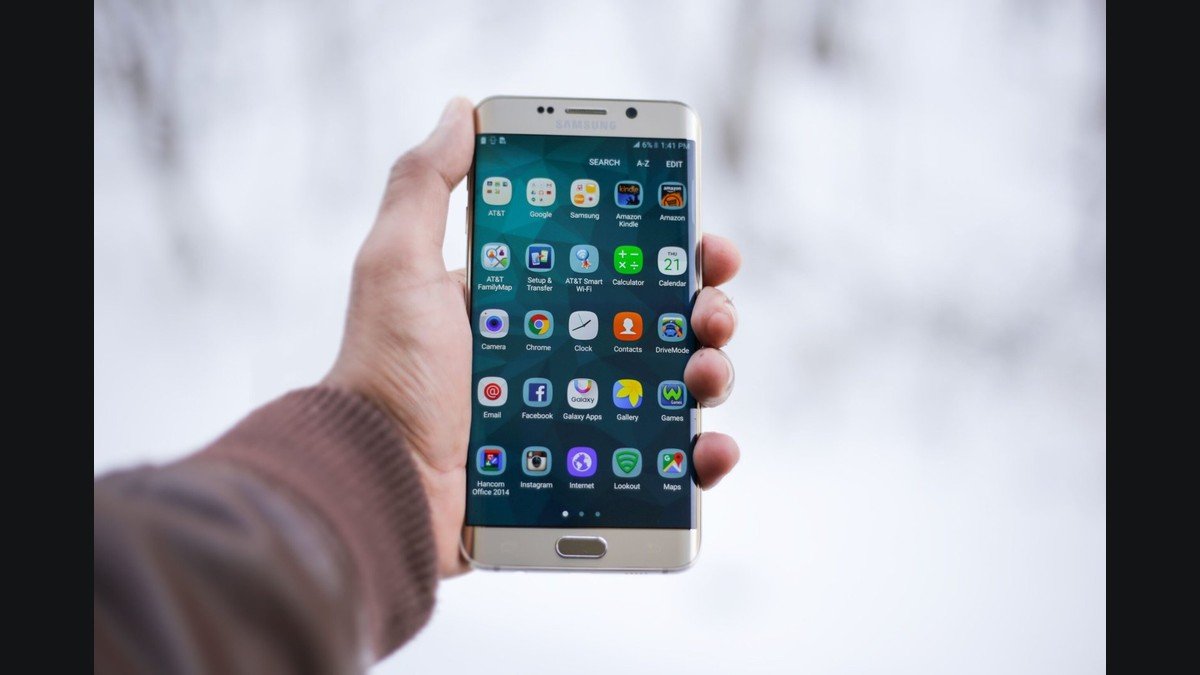Une main tient un smartphone Samsung Android affichant ses applications