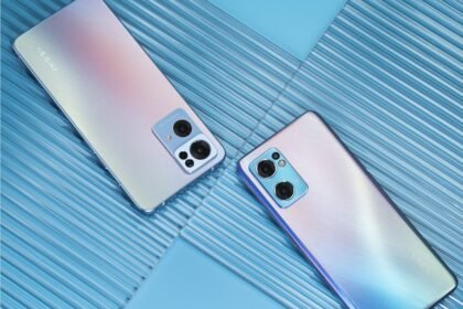 Deux anciens smartphones OPPO photographiés sur un fond bleu