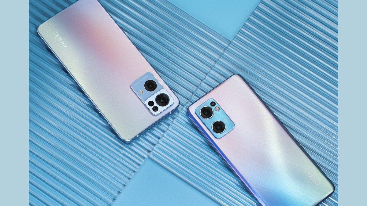 Deux anciens smartphones OPPO photographiés sur un fond bleu