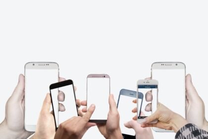 Plusieurs smartphones tenus dans des mains pour illustrer la panne Orange