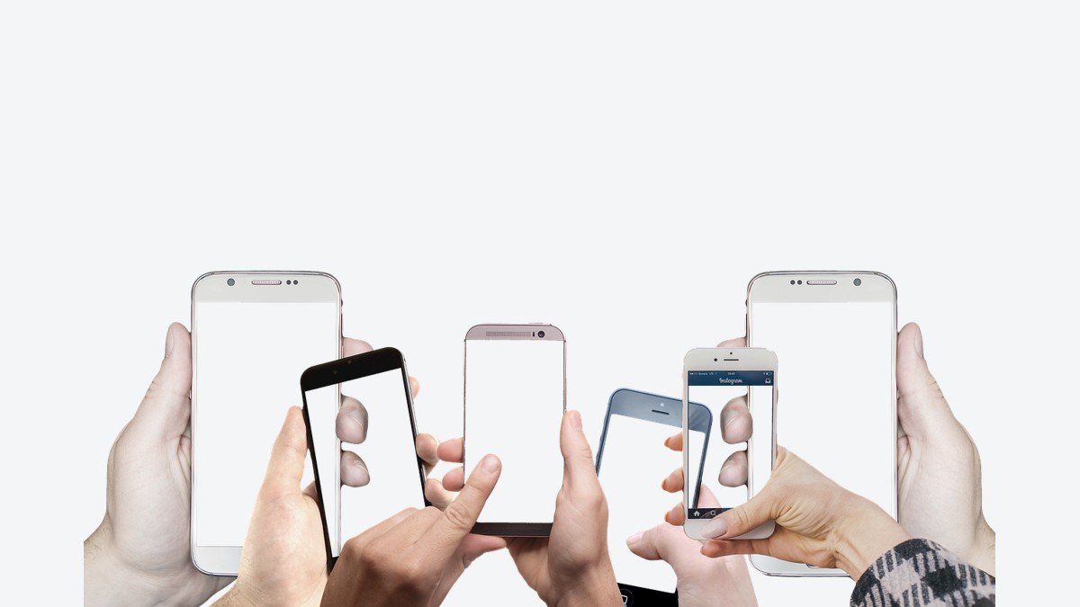 Plusieurs smartphones tenus dans des mains pour illustrer la panne Orange