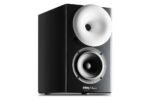 Enceinte hi-fi noire photographiée sur fond blanc