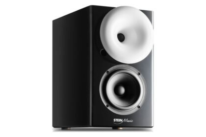 Enceinte hi-fi noire photographiée sur fond blanc