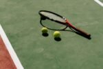 Une raquette et des balles de tennis posées sur un court vert