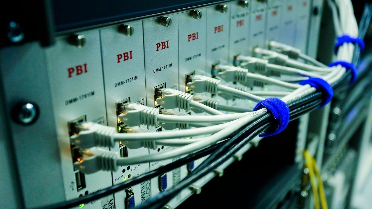 Câbles Ethernet branchés sur un équipement réseau